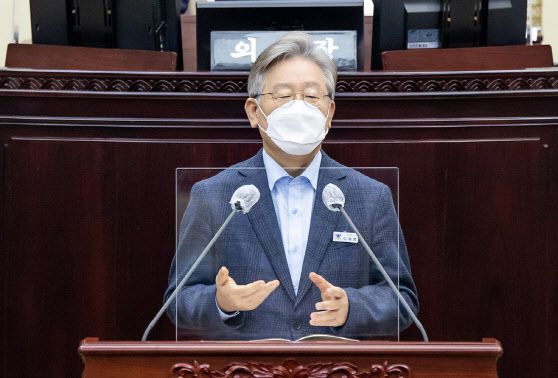 지난달 25일 경기도의회 본회의장에서 이재명 경기도지사가 2차 경기도 재난기본소득 지급계획이 포함된 추가경정예산안에 대해 제안 설명하고 있다. 경기도는 이달 1일부터 전체 도민을 대상으로 1인당 10만원의 재난지원금을 지급하기 시작했다. (사진= 경기도 제공)