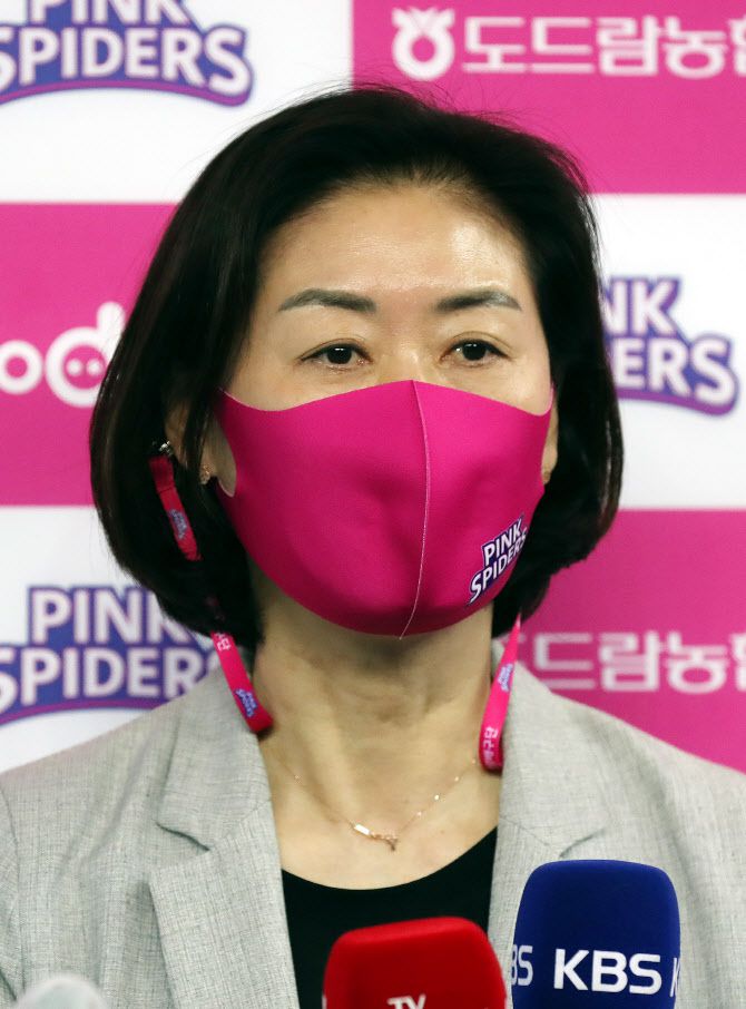 여자프로배구 흥국생명 박미희 감독이 16일 인천계양체육관에서 열리는 IBK기업은행과의 프로배구 경기를 앞두고 인터뷰를 하고 있다. 사진=연합뉴스