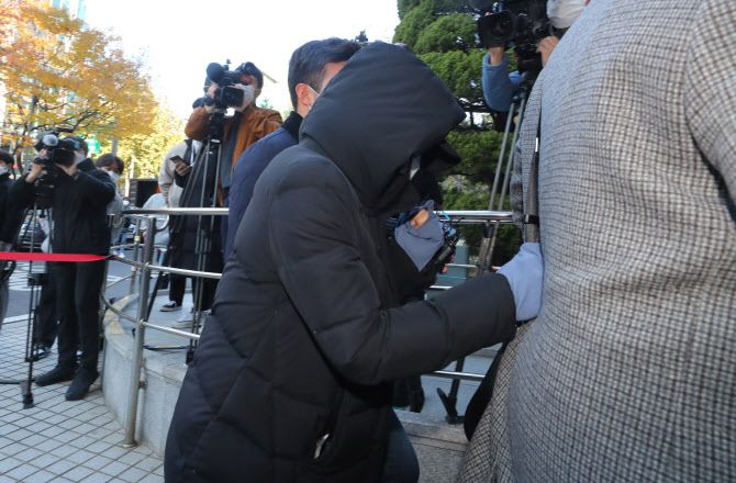 입양한 생후 16개월 된 딸을 학대 치사한 혐의를 받고 있는 장모씨가 지난해 11월 서울 양천구 서울남부지방법원에서 열린 구속 전 피의자 심문(영장실질심사)에 출석하고 있다. (사진=뉴시스)