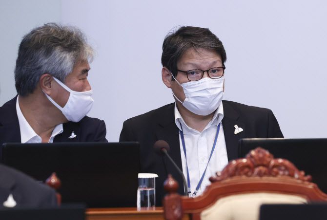 이광철 민정비서관(오른쪽)(사진=연합뉴스)