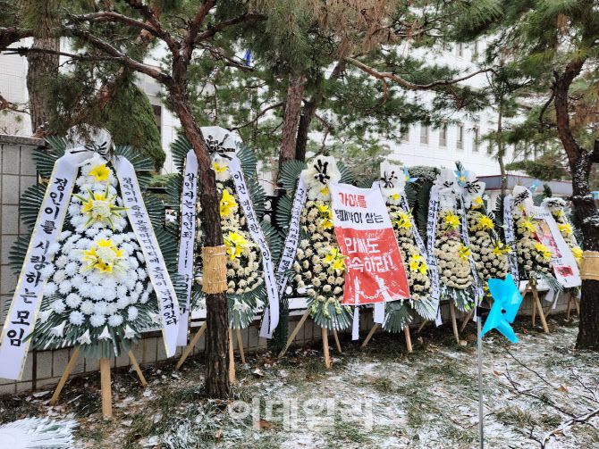 지난해 입양 이후 지속적인 학대로 생후 16개월 여아를 숨지게 한 혐의로 재판에 넘겨진 양부모의 2차 공판이 열릴 서울 양천구 남부지법 앞에 16일 근조 화환이 놓여 있다. (사진=박순엽 기자)