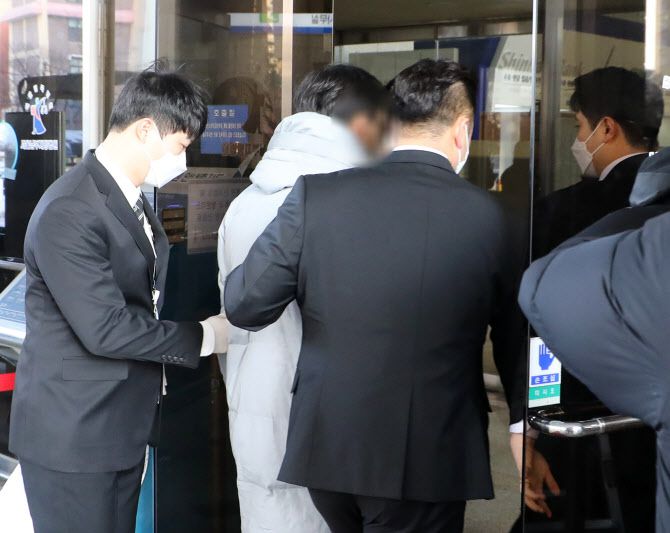 양부모의 학대로 숨진 ‘정인이 사건’ 2차 공판이 열리는 17일 오전 서울 양천구 서울남부지방법원으로 입양부 A씨가 들어가고 있다. (사진=뉴시스)