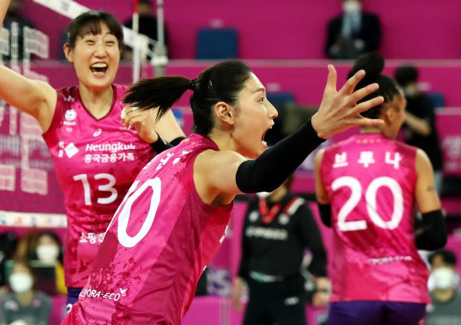 19일 인천 계양체육관에서 열린 여자프로배구 흥국생명 대 KGC인삼공사 경기. 3세트 흥국생명 김연경이 블로킹에 성공한 뒤 기뻐하고 있다. 사진=연합뉴스