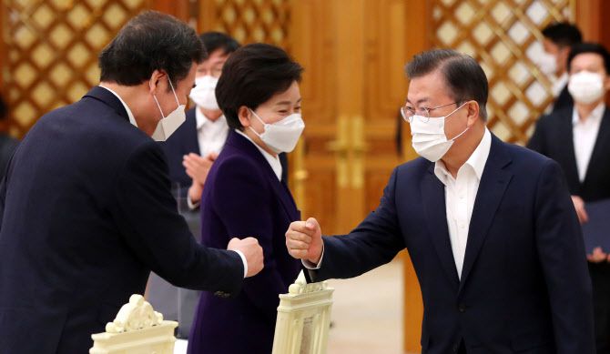 문재인 대통령이 19일 오전 청와대 본관에서 열린 더불어민주당 지도부 초청 간담회에 참석, 이낙연 대표와 인사하고 있다.(사진=연합뉴스)