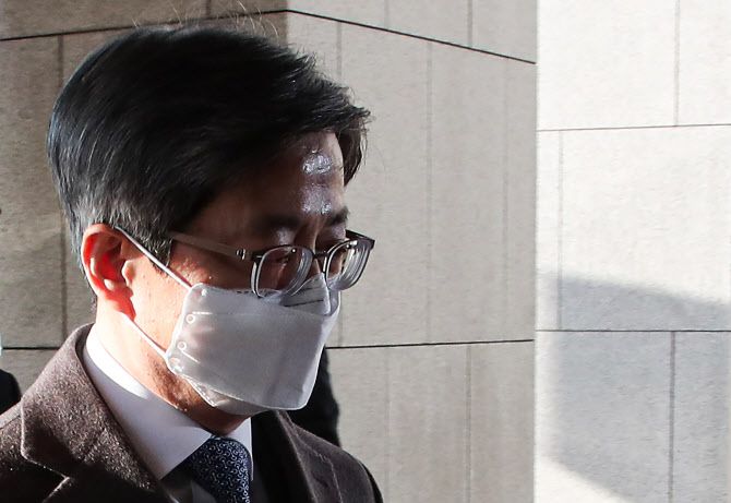 김명수 대법원장이 19일 오전 서울 서초동 대법원으로 출근하고 있다. 사진=연합뉴스.