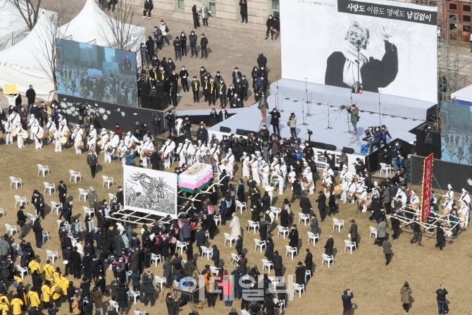 고(故)백기완 통일문제연구소장의 영결식이 19일 오전 서울 중구 서울광장에서 열리고 있다.(사진=이영훈 기자)