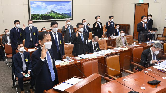 이원우(왼쪽) 현대건설 대표이사가 22일 오전 국회에서 열린 국회환경노동위원회 산업재해 관련 청문회에서 증인선서를 하고 있다. 앞줄 왼쪽부터 시계 반대 방향으로 우무현 GS건설 대표이사, 한성희 포스코건설 대표이사, 한영석 현대중공업 대표이사, 최정우 포스코 대표이사, 정호영 LG디스플레아 대표이사, 박찬복 롯데글로벌로지스 대표이사, 신영수 CJ대한통운 택배부문 대표, 조셉 네이든 쿠팡풀민먼트서비스 대표이사. (사진= 노진환 기자)