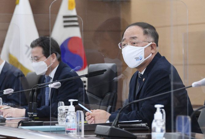 홍남기 경제부총리 겸 기획재정부 장관이 22일 정부세종청사에서 세종-서울간 화상으로 열린 확대간부회의에 참석해 발언하고 있다. (사진=기획재정부)