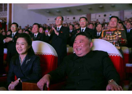 김정은 북한 국무위원장이 지난 16일 부인 리설주 여사와 함께 김정일 국방위원장의 생일(광명성절) 기념 공연을 관람했다고 노동당 기관지 노동신문이 17일 보도했다. 리설주 여사는 지난해 1월 25일 설 명절 기념공연 관람 이후 약 1년 1개월만에 공개석상에 모습을 드러냈다(사진=노동신문 홈페이지 캡처/연합뉴스).