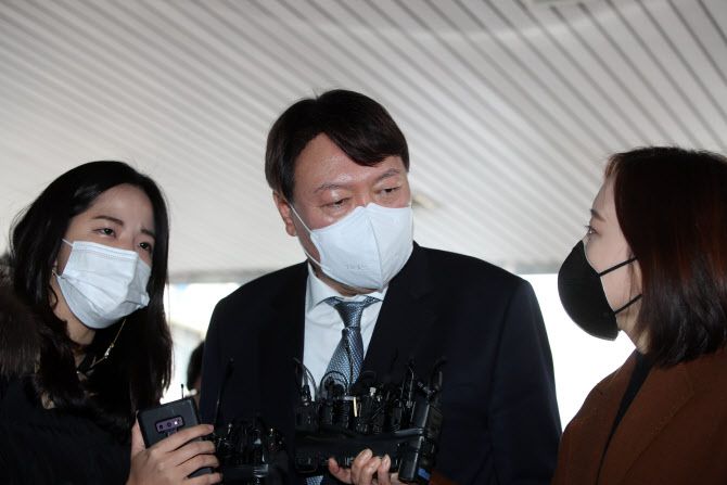 윤석열 검찰총장이 3일 오후 직원과의 간담회를 위해 대구고검과 지검을 방문한 자리에서 취재진의 질문에 답하고 있다.(사진=연합뉴스)