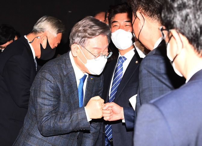 이재명 경기도지사가 3일 오전 서울 영등포구 글래드호텔에서 열린 경기지역 국회의원 정책협의회에서 의원들과 인사를 나누고 있다. (사진=연합뉴스)