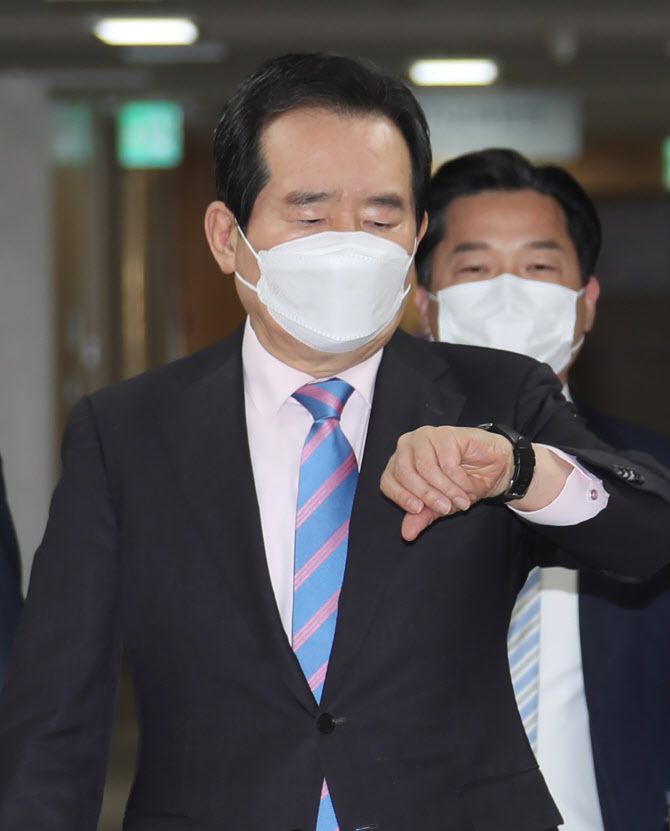 정세균 국무총리가 4일 오후 정부서울청사 브리핑실에서 열린 두 번째 정례브리핑에 참석하기 위해 이동하며 손목시계를 보고 있다.(사진=연합뉴스)