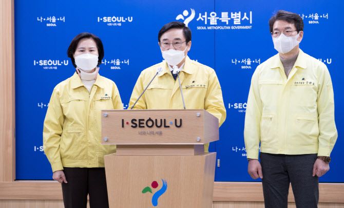 서울특별시구청장협의회는 지난달 25일 제157차 정기회의를 열고 지방자치단체 차원에서 5000억원 규모의 재난지원금을 마련, 지급에 나설 것이라고 밝혔다.  왼쪽부터 김수영 양천구청장, 이동진 도봉구청장, 정원오 성동구청장.(사진=연합뉴스 제공)