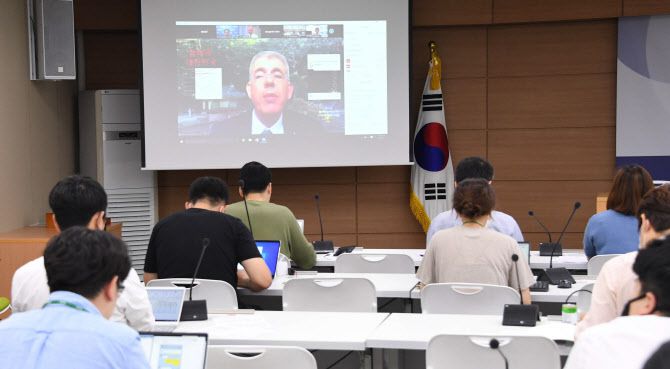 빈센트 코엔(화면) 경제협력개발기구(OECD) 사무국 경제검토과장이 지난해 8월 11일 정부세종청사 브리핑실에서 한국경제보고서를 발표하고 있다. (사진=기획재정부)