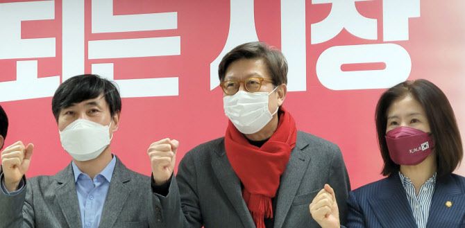 6일 오후 부산 부산진구에 있는 국민의힘 박형준 후보 사무실에서 열린 국민의힘 부산 공동선대본부 회의에서 하태경 시당위원장(왼쪽), 박 예비후보(가운데), 김미애 의원 등이 결의를 다지고 있다. (사진=연합뉴스)