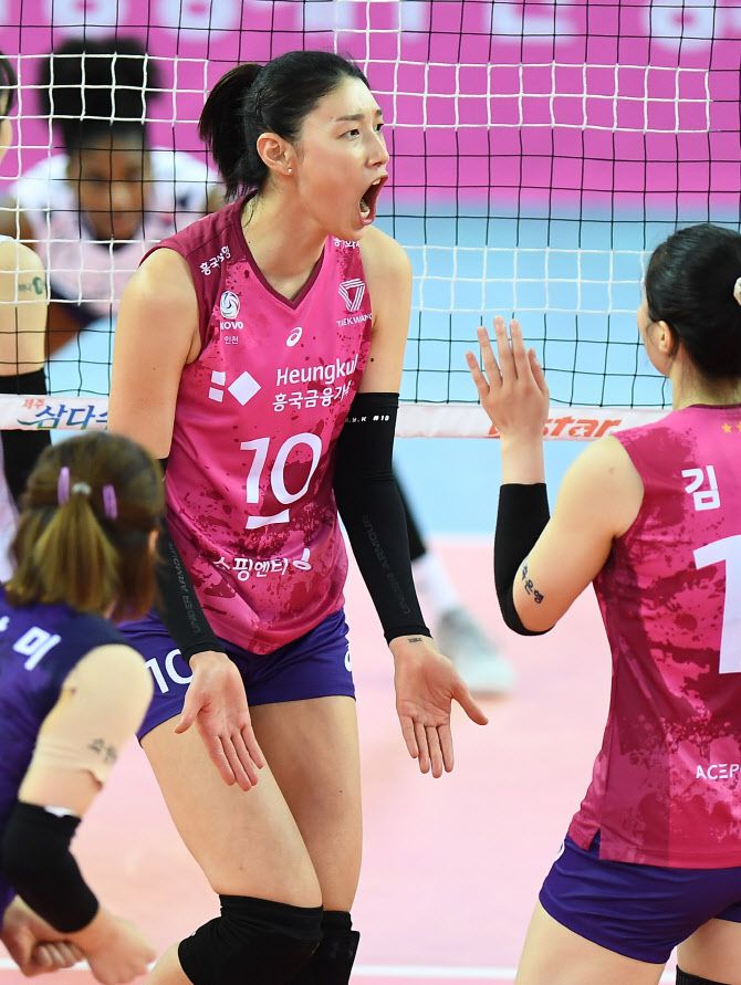 흥국생명 김연경이 한국도로공사와의 경기에서 득점을 성공시킨 뒤 기뻐하고 있다. 사진=KOVO