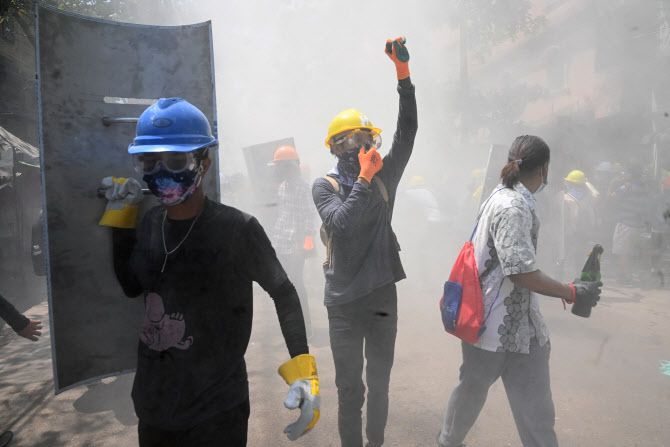 군부 쿠데타에 반대하는 미얀마 시민들이 양곤에서 7일(현지시간) 시위를 벌이고 있다. (사진출처=AFP)