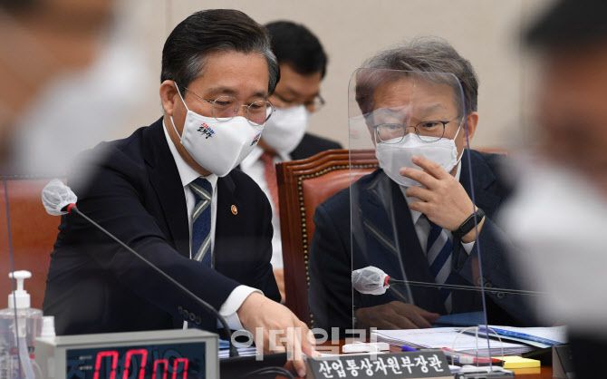 [이데일리 노진환 기자] 성윤모 산업통상자원부 장관(왼쪽)이 지난 23일 서울 여의도 국회에서 열린 산업통상자원중소벤처기업위원회 전체회의에서 권칠승 중소벤처기업부 장관과 대화하고 있다.