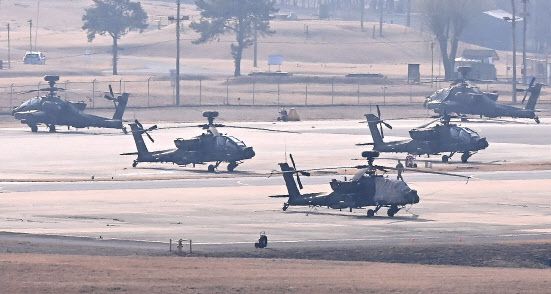 2021년 전반기 한미연합지휘소연습(CCPT)이 시작된 8일 오후 경기도 평택시 캠프험프리스에 헬기 등 군장비들이 계류돼 있다. 이번 훈련은 코로나19 상황으로 훈련 참가 규모 축소와 컴퓨터 시뮬레이션을 활용한 방어적 훈련으로 이뤄지며 야외 기동훈련은 하지 않는다(사진=뉴시스).