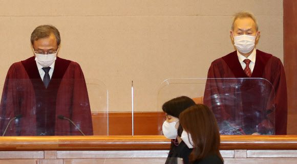 이석태 헌법재판관(오른쪽)이 유남석 헌법재판소장과 함께 서울 종로구 헌법재판소 대심판정으로 들어서고 있다. (사진=뉴스1)