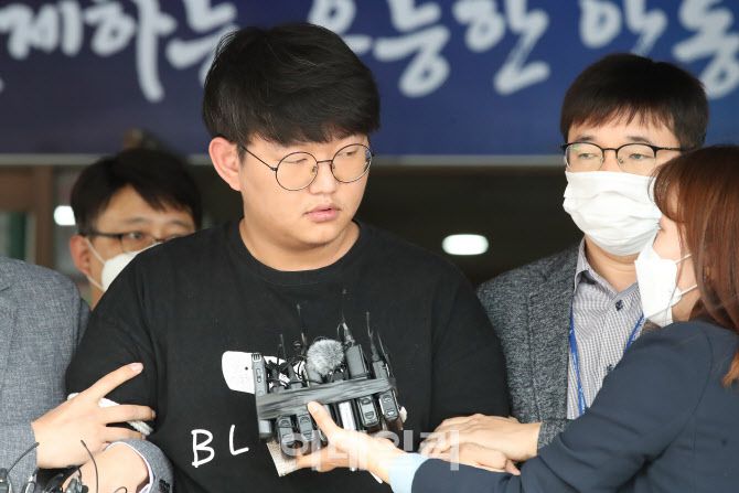성 착취 동영상 공유 텔레그램 대화방 ‘n번방’을 최초 개설해 운영한 ‘갓갓’ 문형욱이 2020년 5월 18일 오후 검찰 송치를 앞두고 경북안동경찰서에서 얼굴이 공개된 채 취재진을 노려보고 있다.(사진=뉴스1)