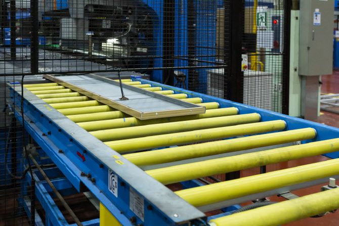 엘리베이터 도어에 쓰이는 철판 등을 실시간으로 검사하기 위한 장비. (사진=TK엘리베이터)