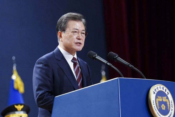 문재인 대통령이 12일 오후 충남 아산시 경찰대학에서 열린 신임 경찰 경위·경감 임용식에 참석, 축사하고 있다.(사진=연합뉴스)