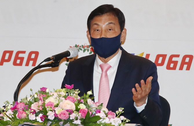 김정태 한국여자프로골프협회(KLPGA) 제14대 회장이 취임 기자회견에서 질문에 답하고 있다. (사진=연합뉴스)