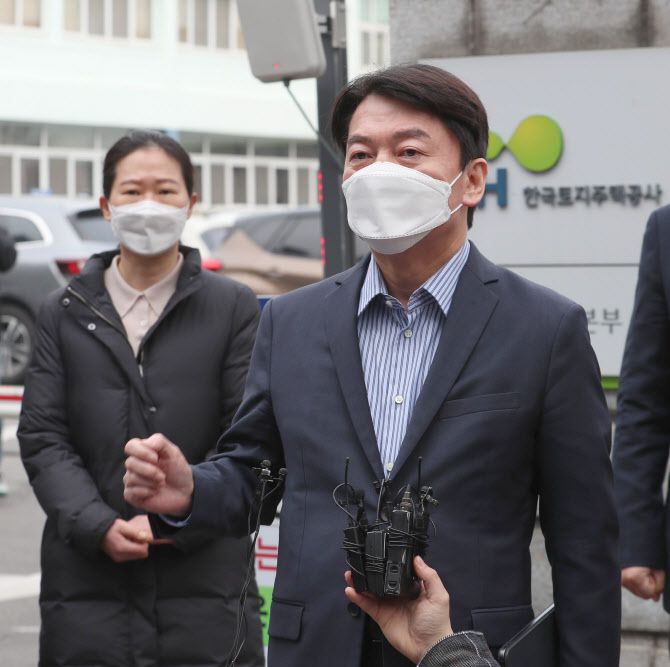 국민의당 서울시장 후보인 안철수 대표가 지난 12일 오전 한국토지주택공사(LH) 임직원 신도시 투기와 관련 서울 강남구 선릉로 LH서울지역본부 앞에서 기자회견을 하고 있다 (사진=연합뉴스)