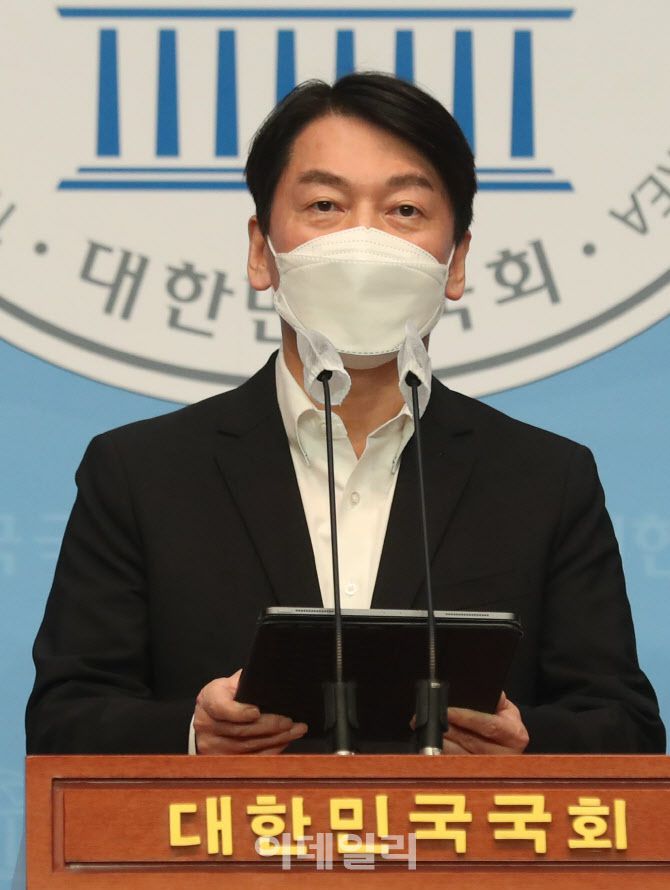 서울시장 후보인 안철수 국민의당 대표가 14일 오후 서울 여의도 국회 소통관에서 기자회견을 하고 있다. (사진=노진환 기자)