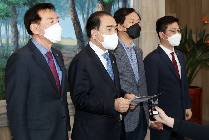 태영호 국민의힘 국회 외교통일위원이 15일 서울 종로구 정부서울청사에 도착해 이인영 통일부 장관에 대한 항의 방문에 앞서 입장문을 발표하고 있다. 왼쪽부터 김석기 국민의힘 국회 외교통일위원회 간사, 태영호, 김기현, 지성호 국민의힘 외통위원(사진=뉴스1).