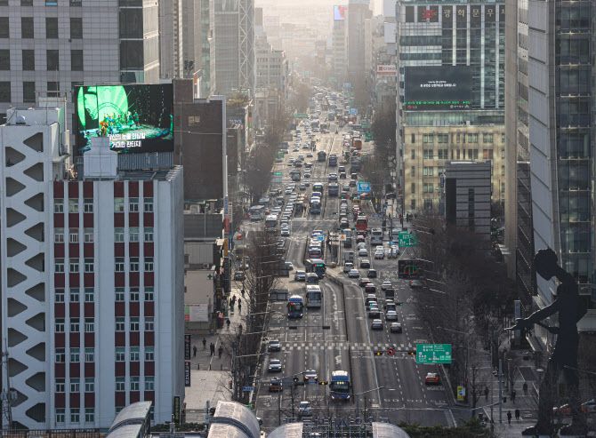 지난 밤 내린 봄비로 짙게 드리웠던 미세먼지가 사라진 16일 오전 서울 종로구 서울시 교육청에서 바라본 광화문과 종로 일대가 전날보다 선명하게 보인다. 기상청은 이날 오후부터 중국발 황사의 영향으로 서해안을 시작으로 미세먼지 농도가 높아질 것으로 예보했다. (사진=연합뉴스)