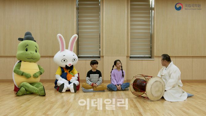 국립국악원 ‘e국악아카데미’ 영상 콘텐츠 ‘교과서 국악’ 중 어린이용 탐방극 ‘가곡과 시조’의 한 장면(사진=국립국악원).