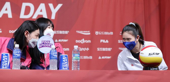 18일 오후 서울 강남구 리베라호텔에서 열린 도드람 2020~21 V리그 여자부 포스트시즌 미디어데이 행사에서 흥국생명 김연경(왼쪽)과 IBK기업은행 김수지가 이야기를 나누고 있다. 가운데는 흥국생명 김미연. 사진=연합뉴스