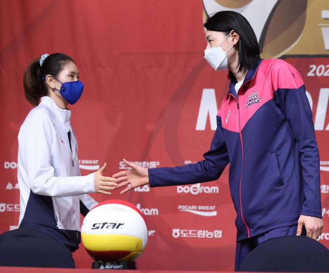 18일 오후 서울 강남구 리베라호텔에서 열린 도드람 2020~21 V리그 여자부 포스트시즌 미디어데이 행사에서 흥국생명 김연경(오른쪽)과 IBK기업은행 김수지가 단상에 오르며 인사를 나누고 있다. 사진=연합뉴스