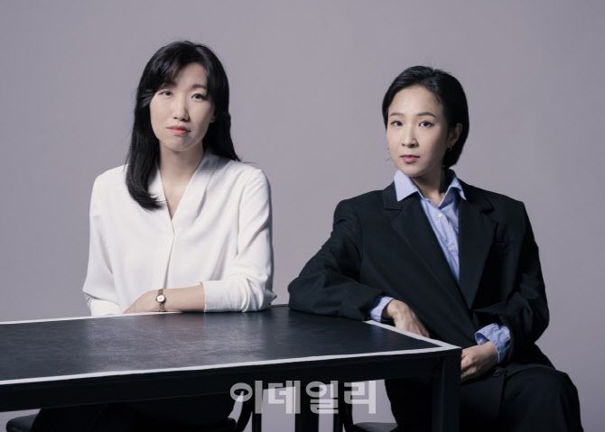 두산아트센터 ‘DAC 아티스트’로 선정된 극작가 진주(왼쪽), 국악창작자 추다혜(사진=두산아트센터)