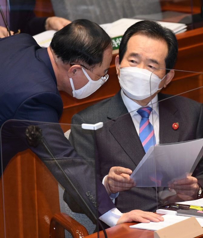 정세균(오른쪽) 국무총리와 홍남기 경제부총리 겸 기획재정부 장관이 18일 서울 여의도 국회에서 열린 예산결산특별위원회 전체회의에 출석해 대화하고 있다. (사진=연합뉴스)