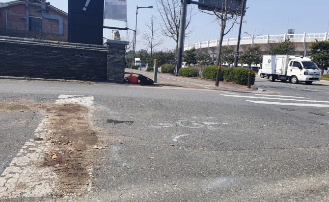 지난 18일 오전 8시21분께 전북 전주시 덕진구 금암동의 한 골목길에서 자전거를 타고 가던 초등학생이 레미콘 차량에 치여 숨졌다. 사진은 사고가 난 현장. (사진=연합뉴스)