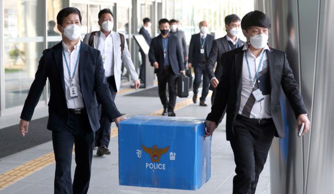 경찰이 지난 17일 경남 진주시 한국토지주택공사 (LH) 본사에서 압수품을 옮기고 있다. (사진=연합뉴스)