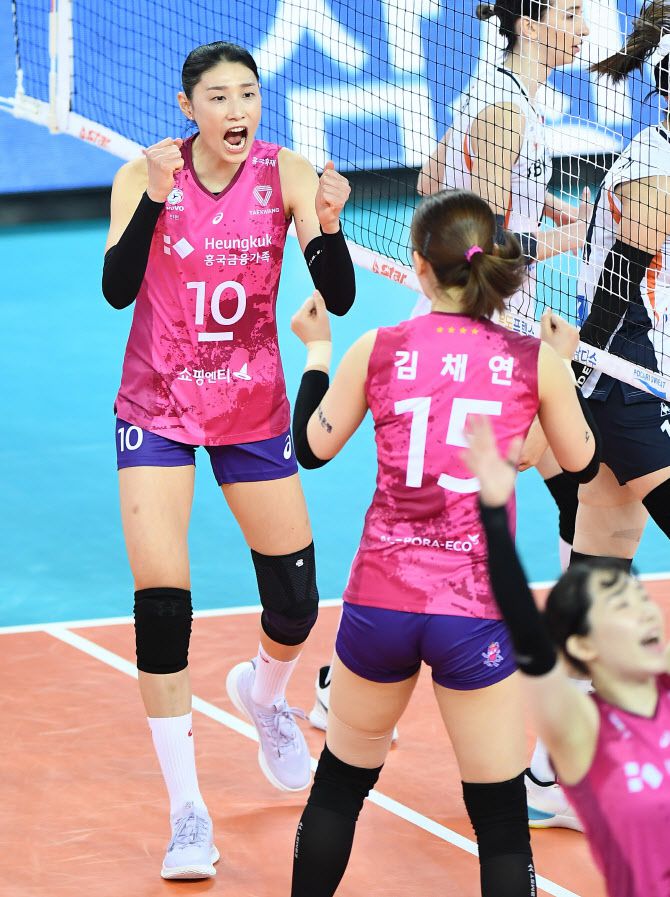흥국생명 김연경이 IBK기업은행과의 여자 프로배구 플레이오프 1차전에서 득점을 올린 뒤 기뻐하고 있다. 사진=KOVO