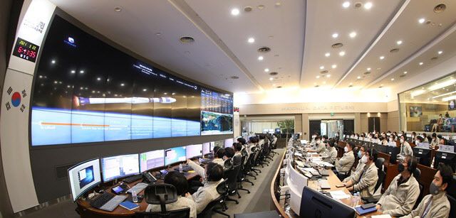 한국항공우주연구원 연구진이 차세대중형위성 1호와 교신을 준비하고 있다.(사진=과학기술정보통신부)