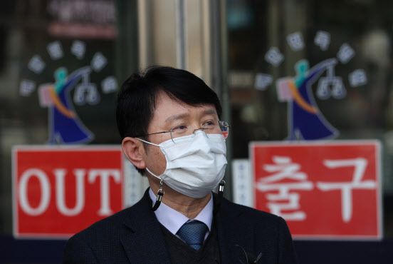 전흥배 숭문고등하교 교장이 23일 오후 서초구 서울행정법원에서 열린 자율형 사립고등학교 지정 취소처분 취소 청구 소송에서 승소 판결을 받은 뒤 취재진의 질문에 답하고 있다. (사진=연합뉴스)