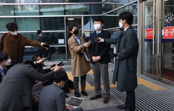 전흥배 숭문고등학교 교장이 23일 오후 서초구 서울행정법원에서 열린 자율형 사립고등학교 지정 취소처분 취소 청구 소송에서 승소 판결을 받은 뒤 취재진의 질문에 답하고 있다. (사진=연합뉴스)