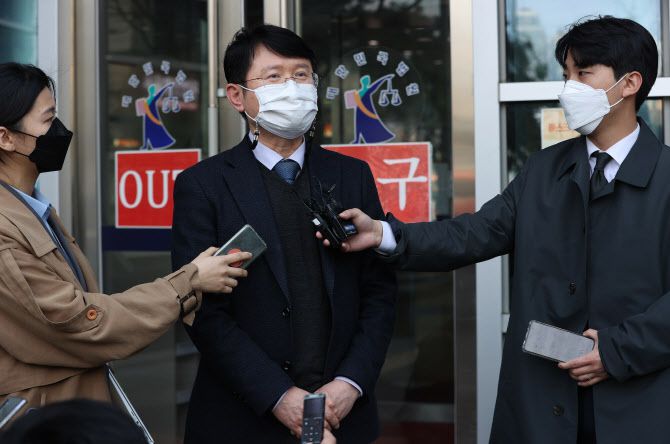 전흥배 숭문고등하교 교장이 23일 오후 서초구 서울행정법원에서 열린 자율형 사립고등학교 지정 취소처분 취소 청구 소송에서 승소 판결을 받은 뒤 취재진의 질문에 답하고 있다.(사진=연합뉴스)