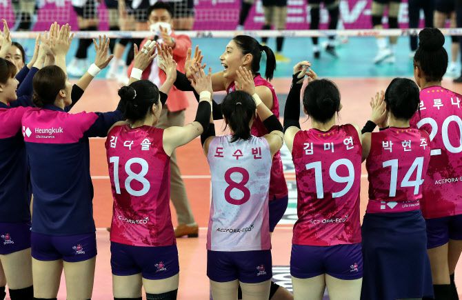 24일 인천 계양체육관에서 열린 여자프로배구 플레이오프 3차전 인천 흥국생명 대 화성 IBK기업은행의 경기. 흥국생명이 챔피언결정전 진출을 확정지은 뒤 김연경(왼쪽)이 동료들과 기쁨을 나누고 있다. 사진=연합뉴스