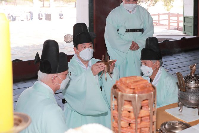 잔을 올리는 조광한 시장.(사진=남양주시 제공)