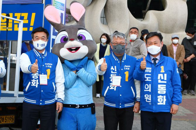 지원 유세에 나선 윤호중, 조응천 의원(왼쪽부터)과 신동화 후보.(사진=선거사무소 제공)