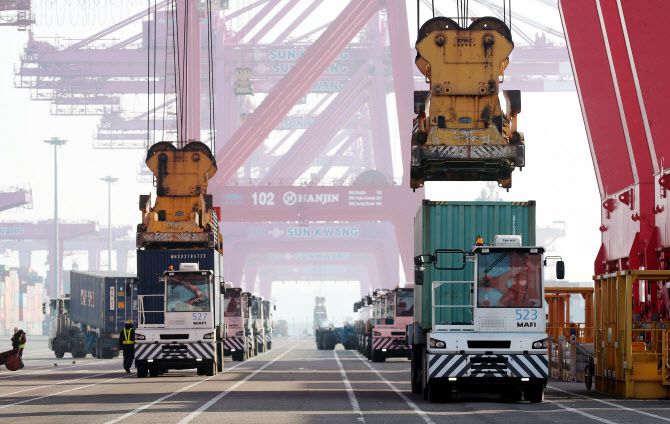 인천 연수구 송도 신항 한진터미널에서 크레인이 컨테이너를 선박으로 옮기고 있다. (사진=연합뉴스)