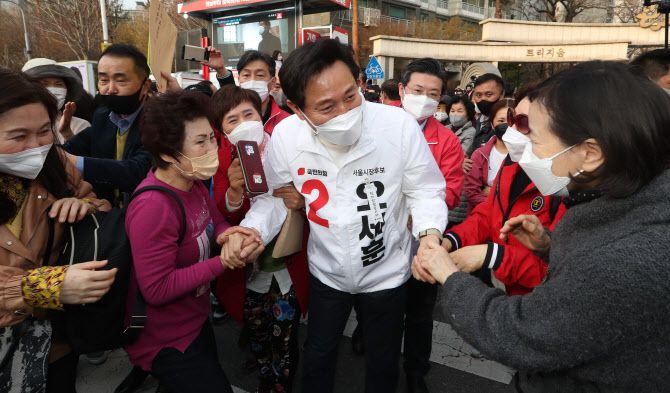 오세훈 국민의힘 서울시장 후보가 26일 오후 서울 송파구 새마을시장에서 열린 선거 유세에서 지지자들과 인사하고 있다. (사진=국회사진기자단)