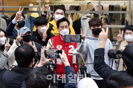 오세훈 국민의힘 서울시장 후보가 28일 오후 서울 강남구 압구정로 가로수길 순회인사를 하며 선거유세를 하고 있다.(사진=방인권 기자)